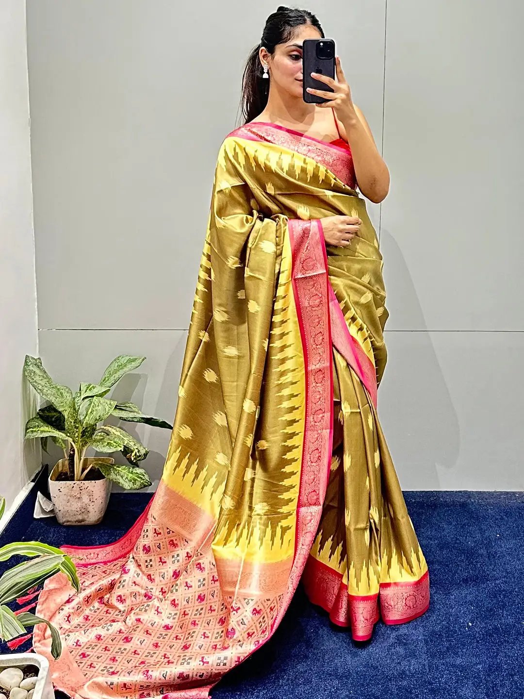 Soft Silk Banarasi saree With Zari Patola Pallu. by My Store
