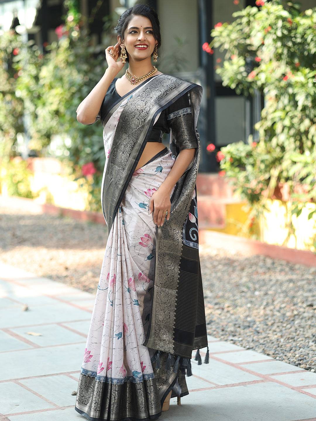 Batik Pen kalamkari Off White Colour Zari Weaving Pallu Saree - Luxe