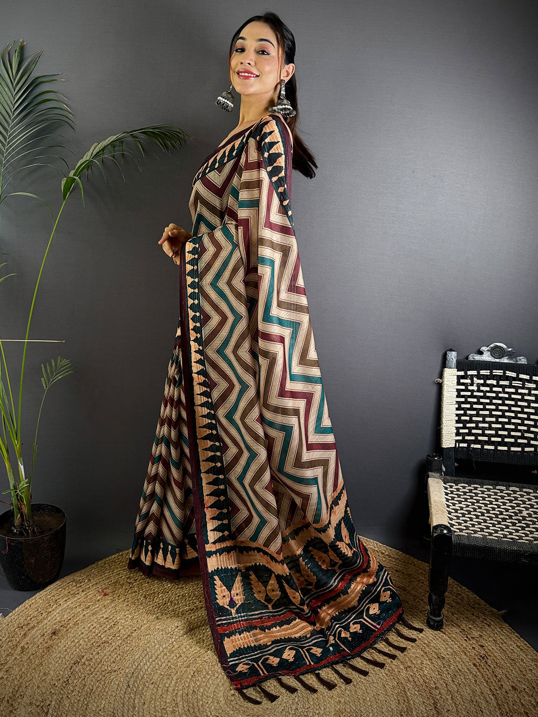 Regal Geometric Printed Linen Saree by My Store