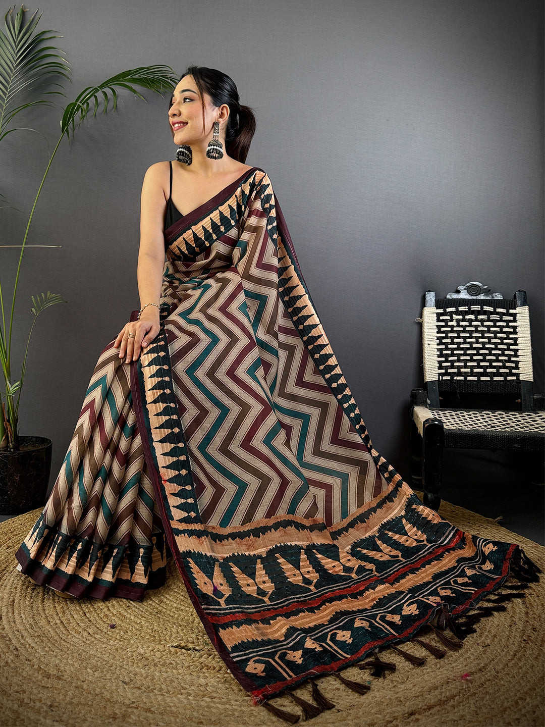 Regal Geometric Printed Linen Saree by My Store