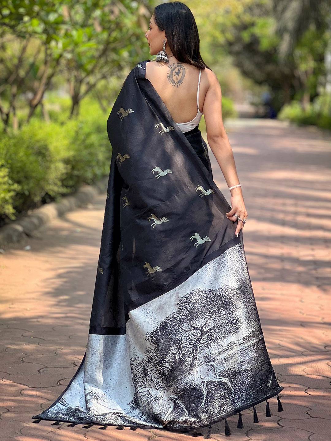 Black Soft Silk Saree With Postar Weaving Zari Pallu