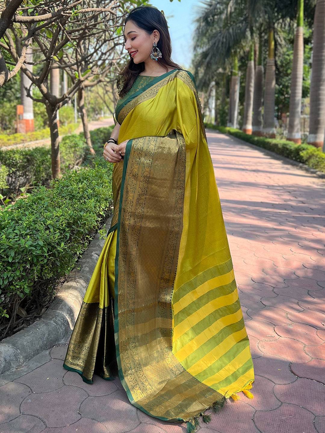 Aura Soft Silk Light Green Colour Saree With Kanjivaram Weaving