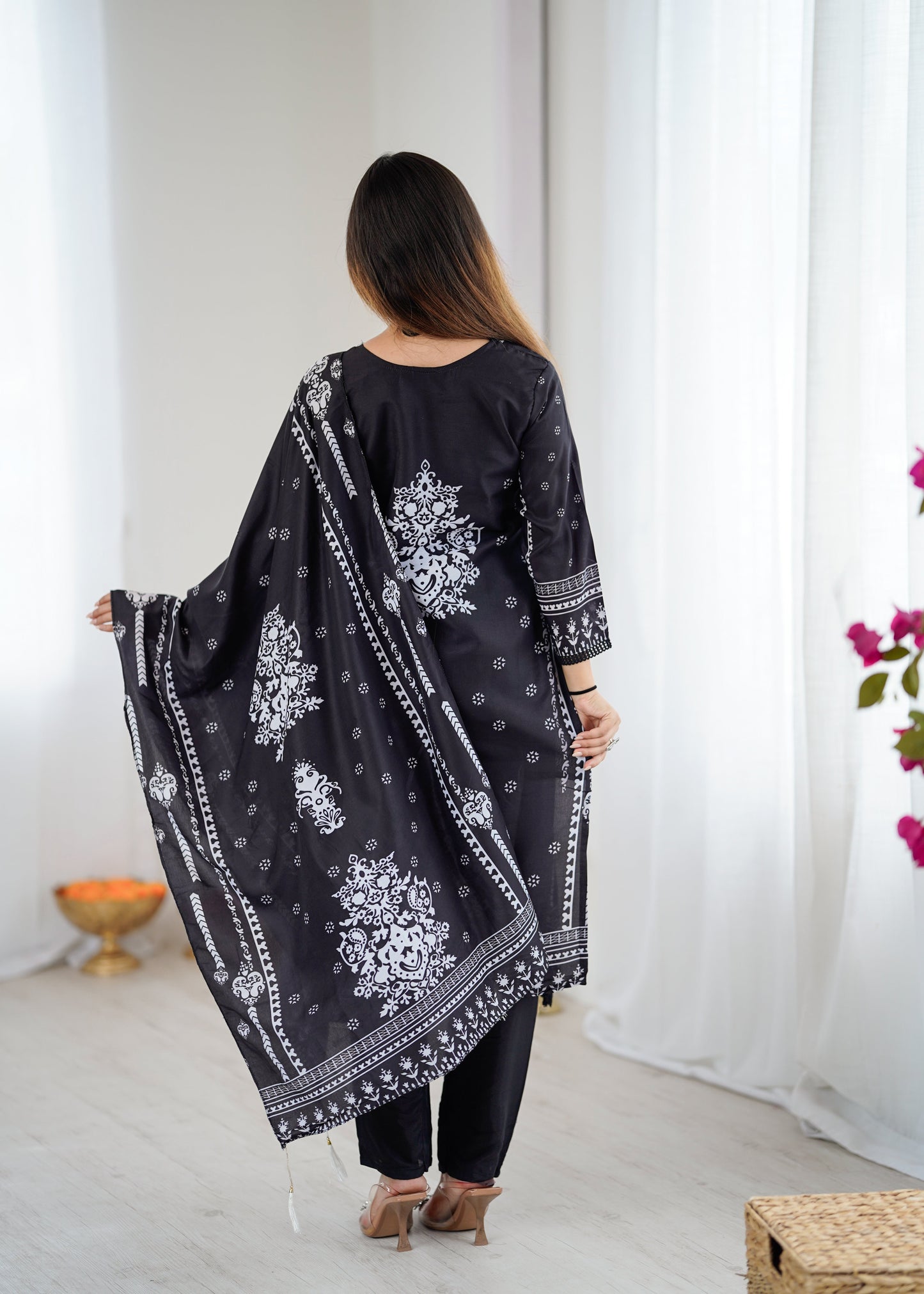 Elegant Black Kurta Set Ensemble with Subtle Detailing