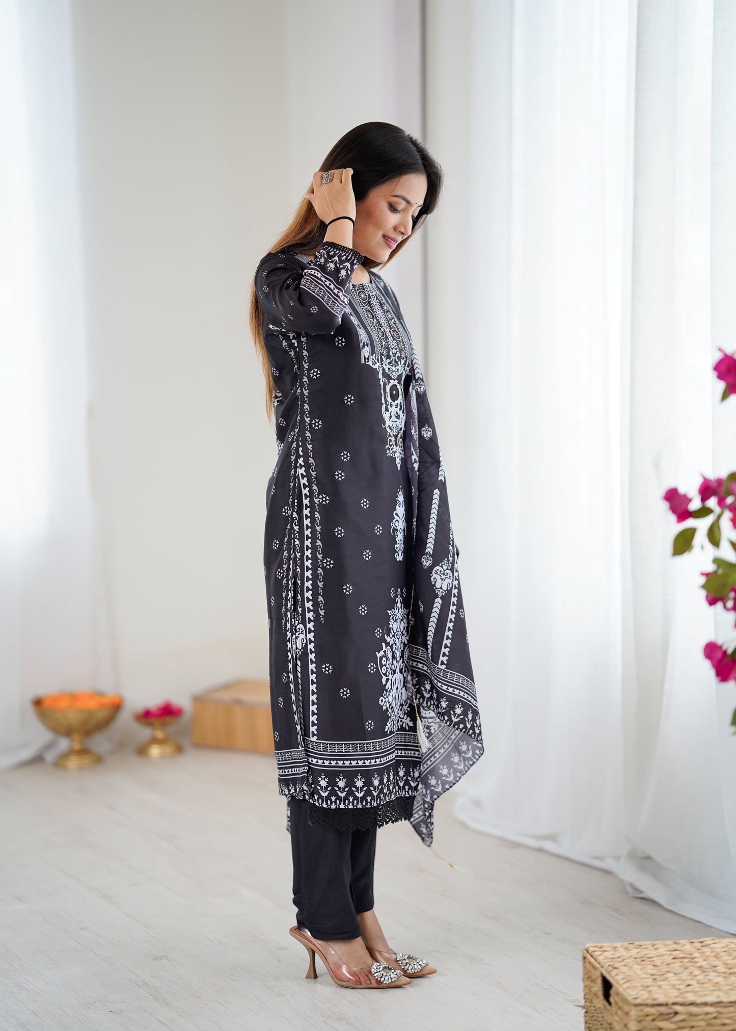 Elegant Black Kurta Set Ensemble with Subtle Detailing