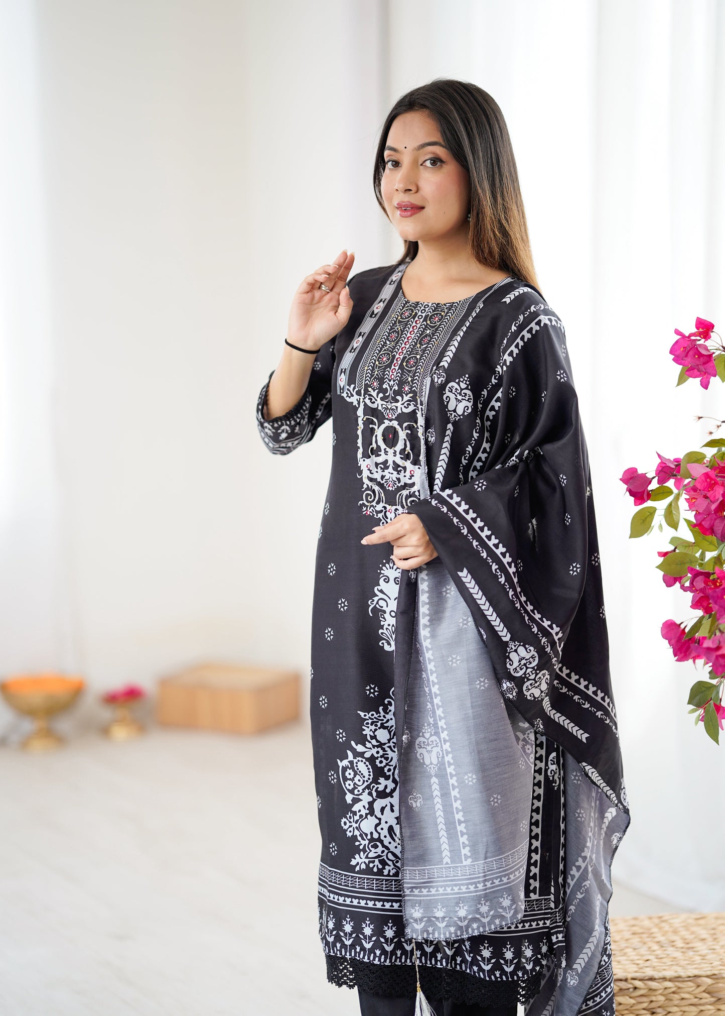 Elegant Black Kurta Set Ensemble with Subtle Detailing