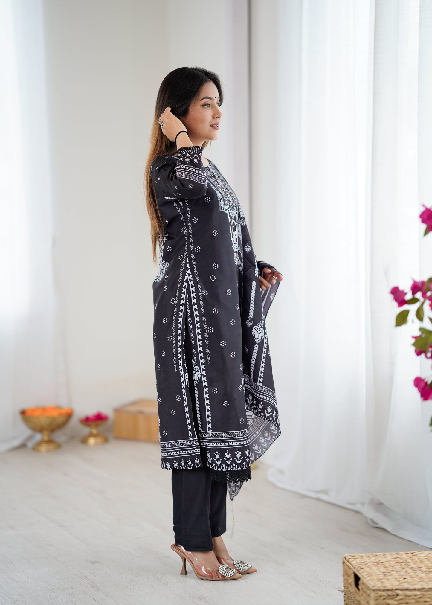Elegant Black Kurta Set Ensemble with Subtle Detailing