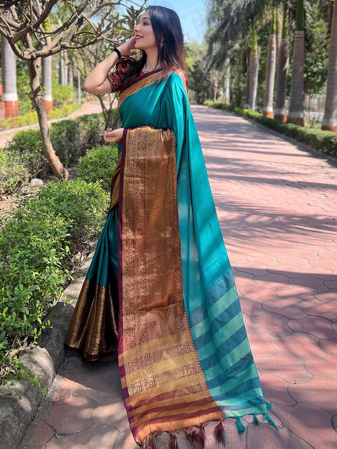 Aura Soft Silk Teal Colour Saree With Kanjivaram Weaving