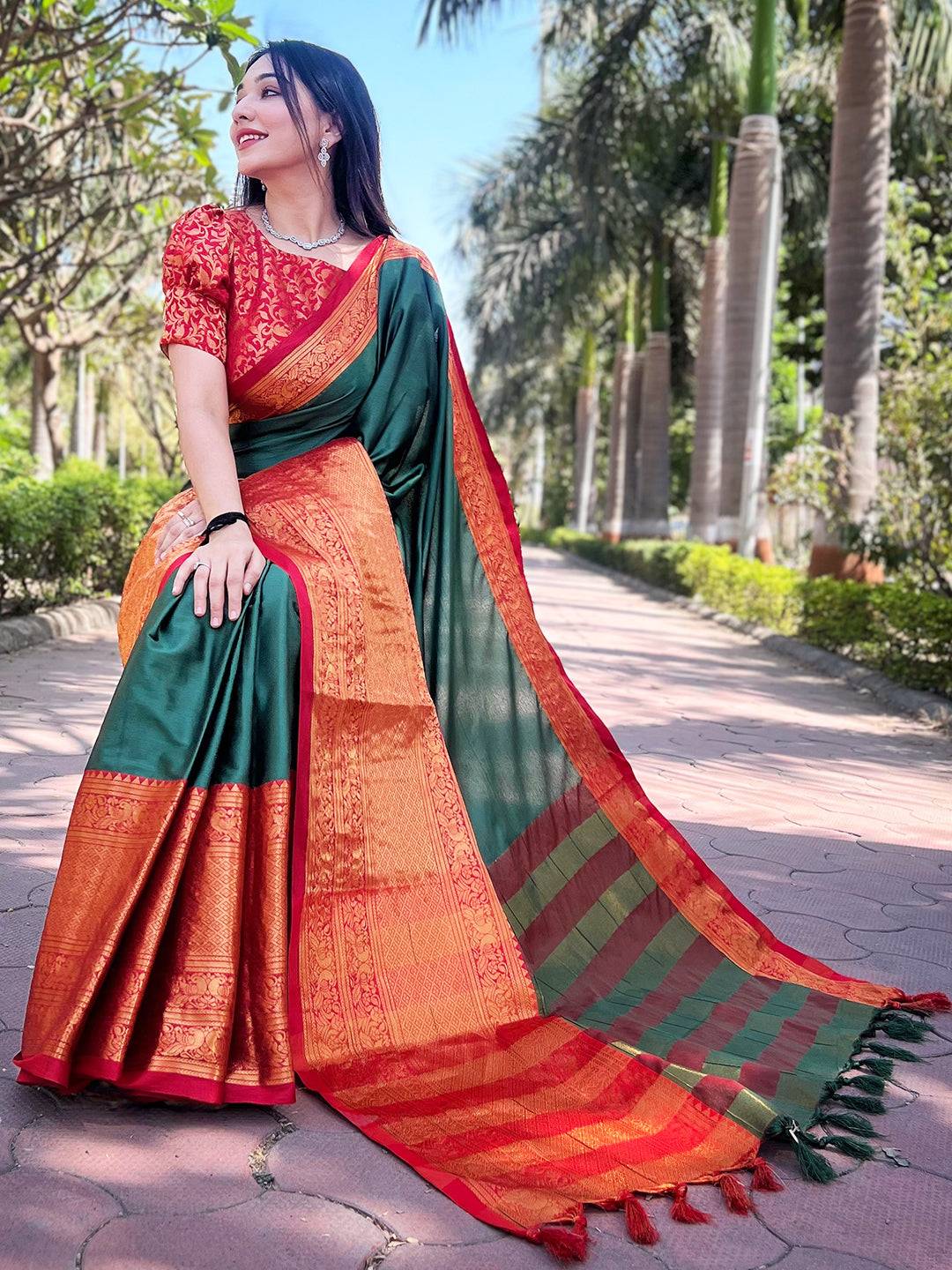Aura Soft Silk Bottle Green Colour Saree With Kanjivaram Weaving