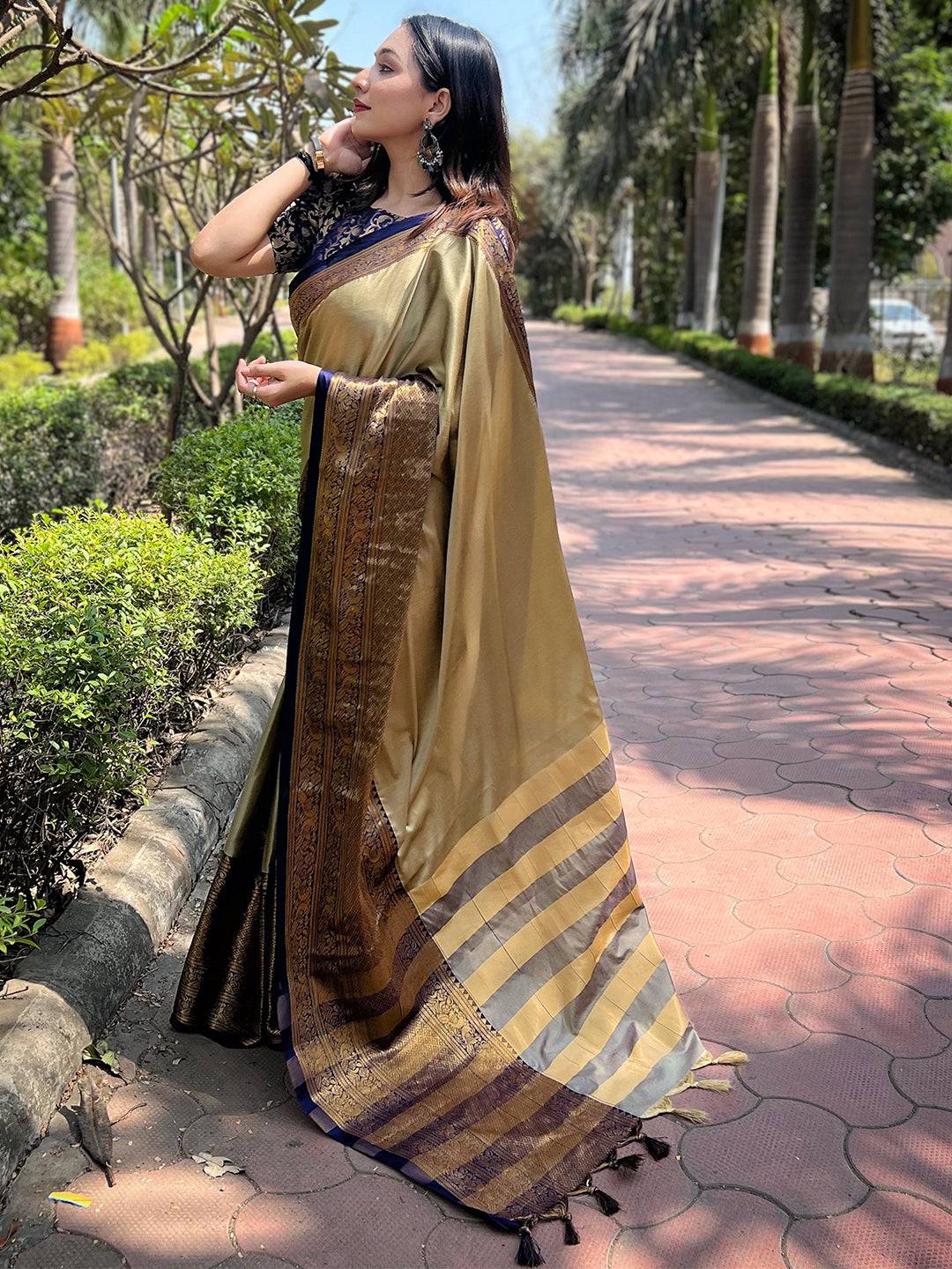 Aura Soft Silk Olive Colour Saree With Kanjivaram Weaving