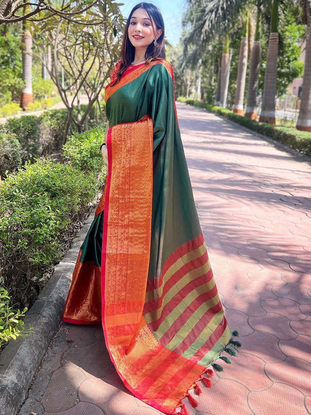 Aura Soft Silk Bottle Green Colour Saree With Kanjivaram Weaving