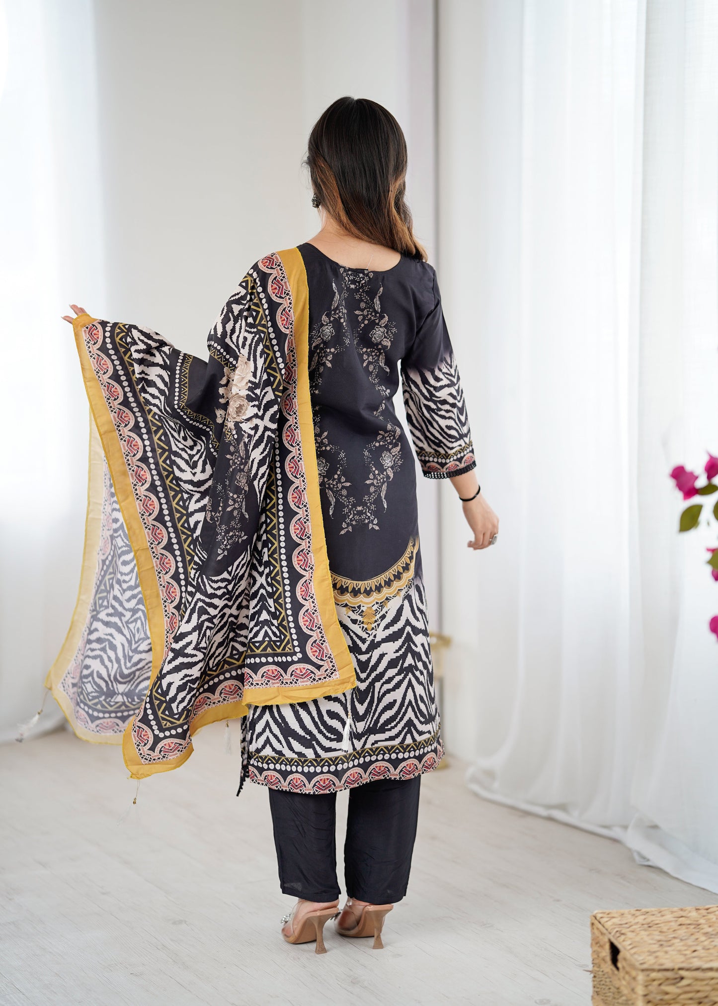 Refined Black Kurta Set Blending Tradition with Modern Elegance
